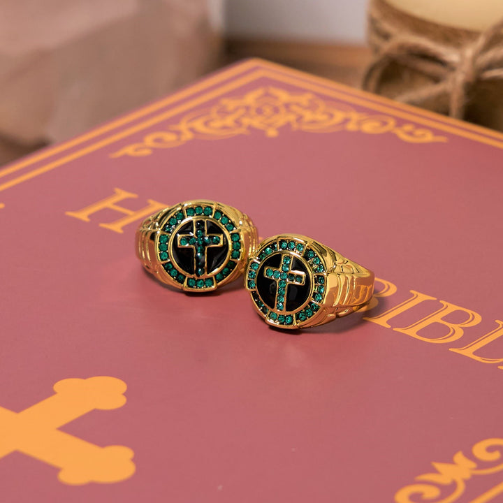 Christianartworkshop Ring im Retro-Stil mit grünen Edelsteinen und Kreuz, goldene Legierung - US13 - image 1