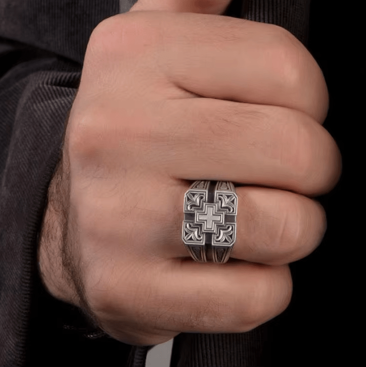 Christianartworkshop Ring mit aufwendigem gotischem Kreuz, kräftiger und detaillierter Stil, religiöser Schmuck