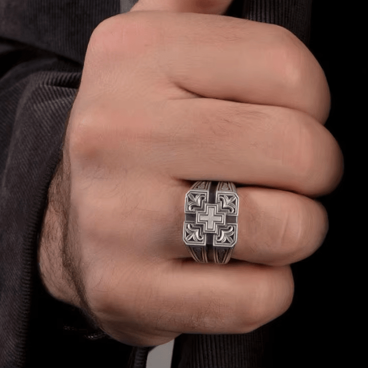 Christianartworkshop Ring mit aufwendigem gotischem Kreuz, kräftiger und detaillierter Stil, religiöser Schmuck