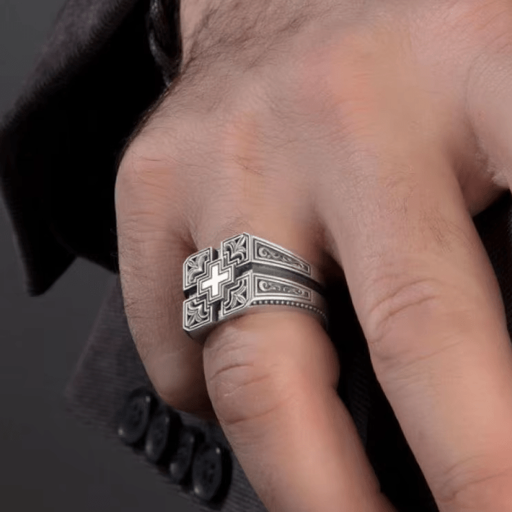 Christianartworkshop Ring mit aufwendigem gotischem Kreuz, kräftiger und detaillierter Stil, religiöser Schmuck