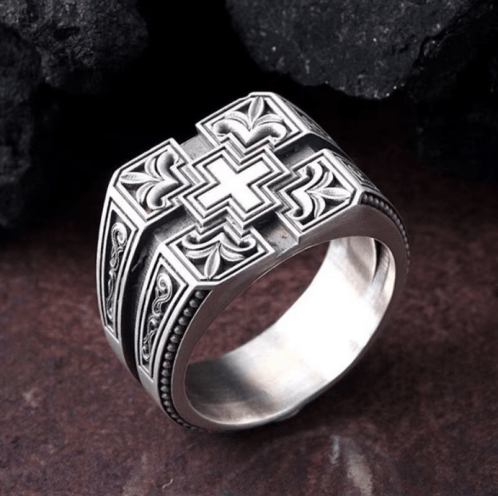 Christianartworkshop Ring mit aufwendigem gotischem Kreuz, kräftiger und detaillierter Stil, religiöser Schmuck