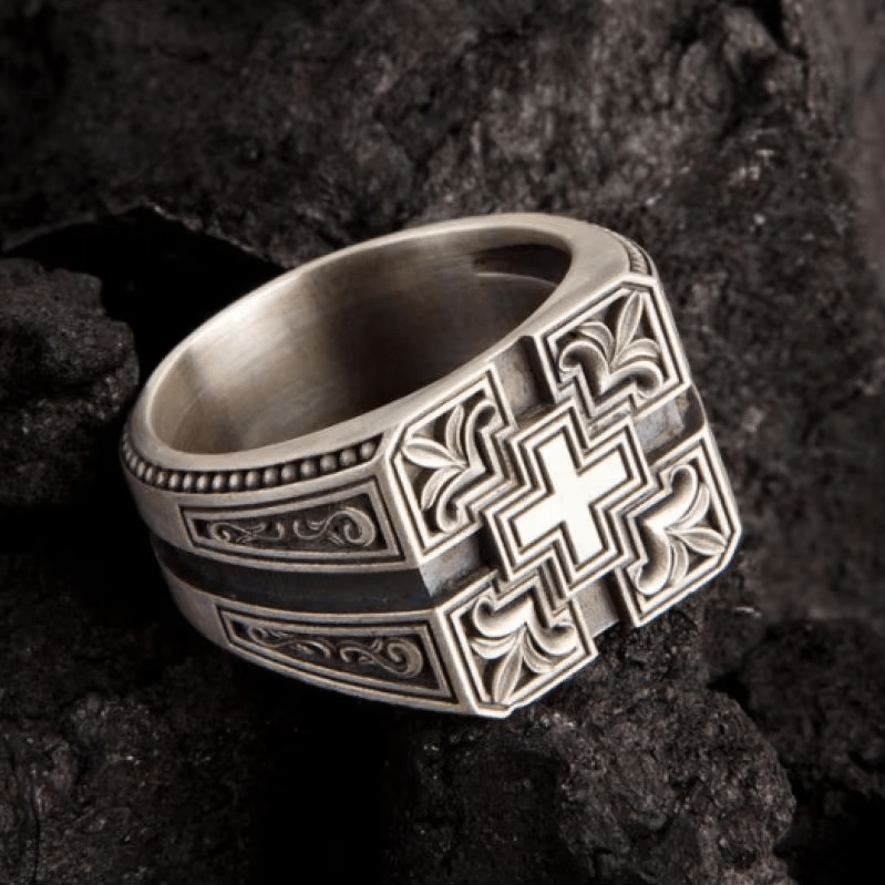 Christianartworkshop Ring mit aufwendigem gotischem Kreuz, kräftiger und detaillierter Stil, religiöser Schmuck