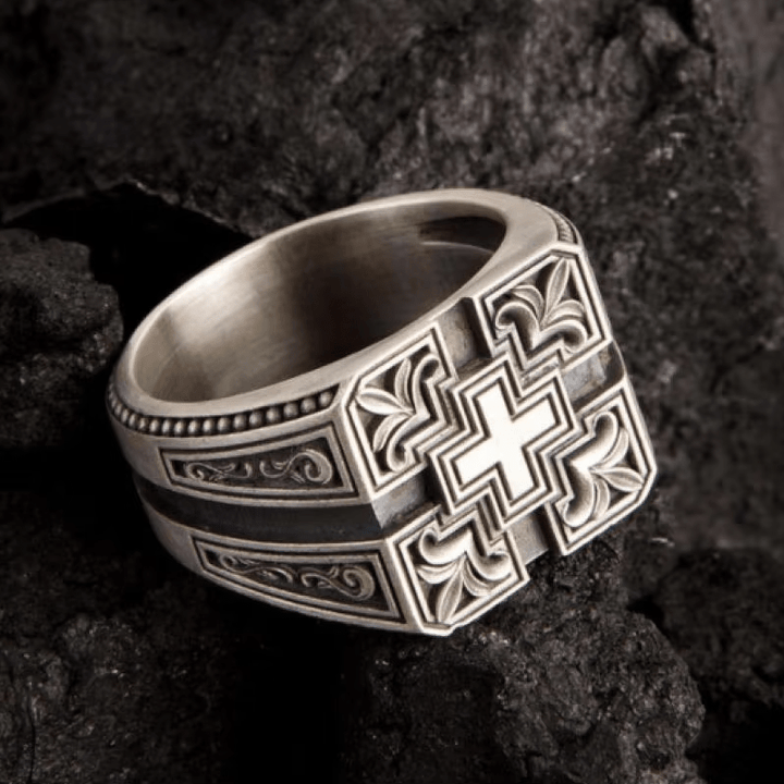 Christianartworkshop Ring mit aufwendigem gotischem Kreuz, kräftiger und detaillierter Stil, religiöser Schmuck