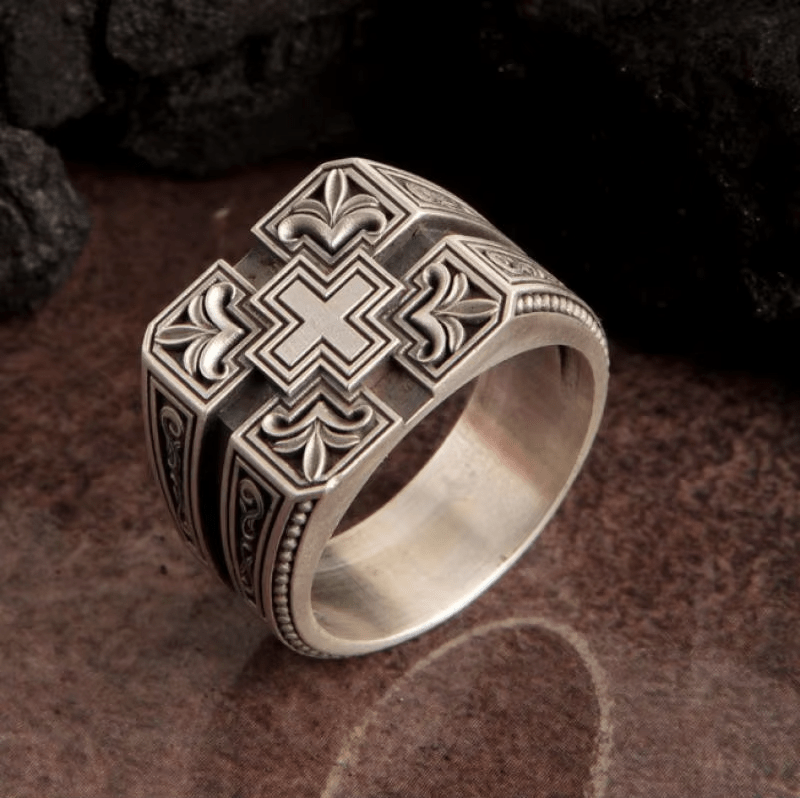 Christianartworkshop Ring mit aufwendigem gotischem Kreuz, kräftiger und detaillierter Stil, religiöser Schmuck
