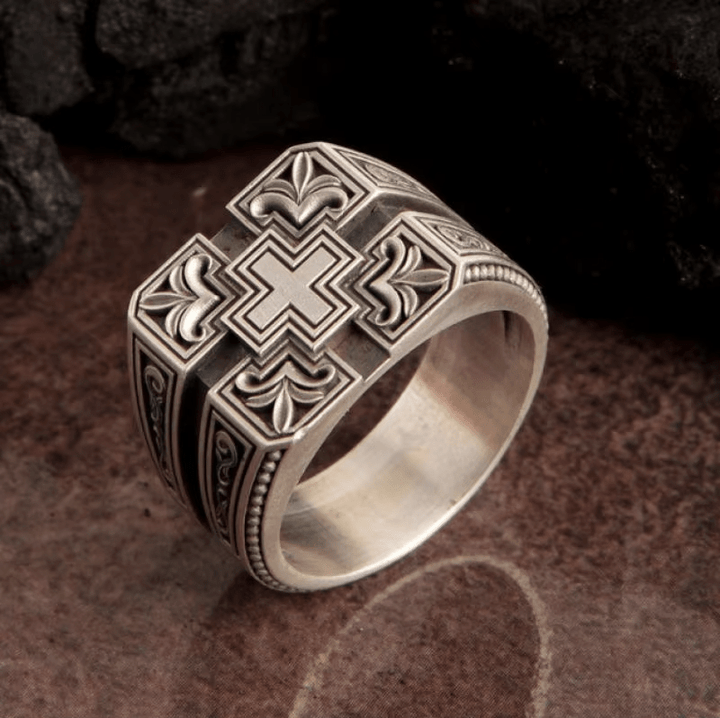 Christianartworkshop Ring mit aufwendigem gotischem Kreuz, kräftiger und detaillierter Stil, religiöser Schmuck