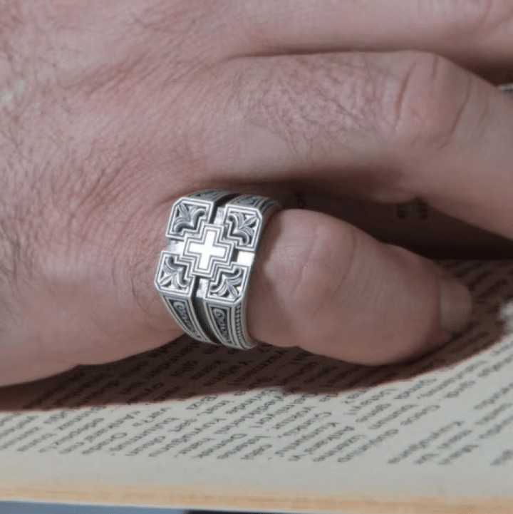 Christianartworkshop Ring mit aufwendigem gotischem Kreuz, kräftiger und detaillierter Stil, religiöser Schmuck