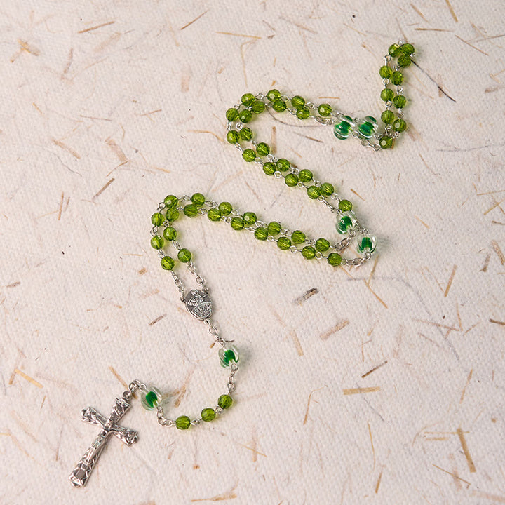 Christianartworkshop Mariä Himmelfahrt & Kruzifix aus 6 mm Polyeder, grüner Kristall, Legierung, Rosenkranzkette