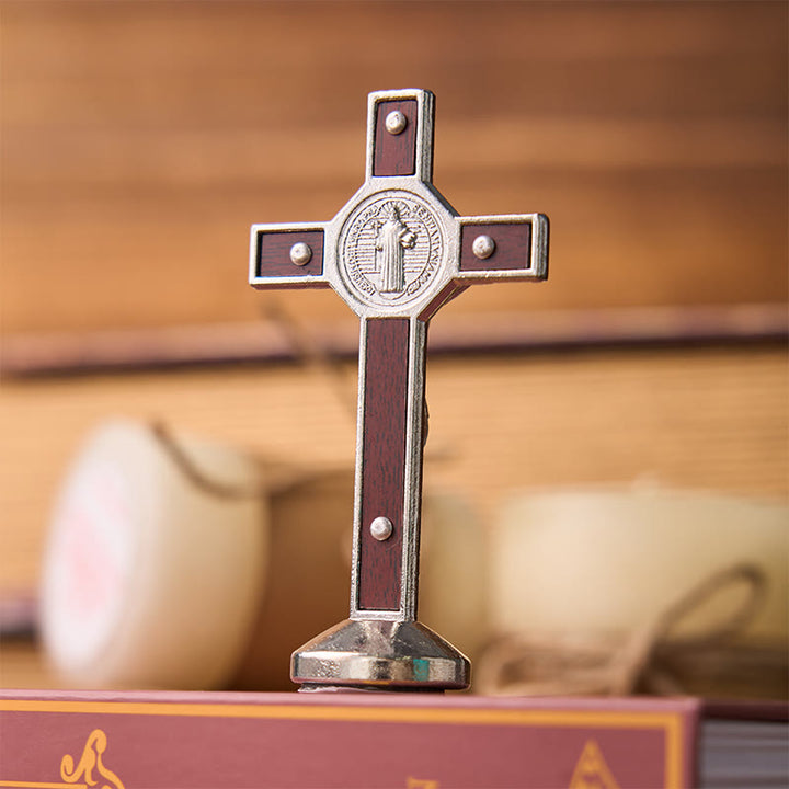 Christianartworkshop Europäisches klassisches traditionelles Benediktkreuz-Ornament mit Holzeinlage