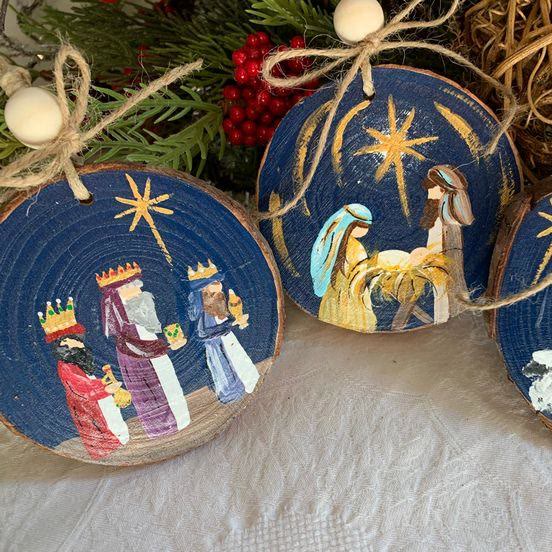 Christianartworkshop Weihnachtskrippe im farbigen Stil, Weihnachtskrippe aus Holz zum Aufhängen - image 12