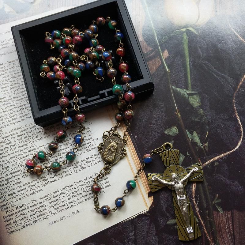 Christianartworkshop Rosenkranzkette mit Jungfrau Maria und Kruzifix, 6 mm rund, mehrfarbige Steinlegierung