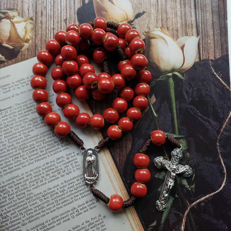 Christianartworkshop Rosenkranz „Unsere Liebe Frau von Guadalupe“ mit Kruzifix, rund, 10 mm, rote Keramik-Nylonschnur
