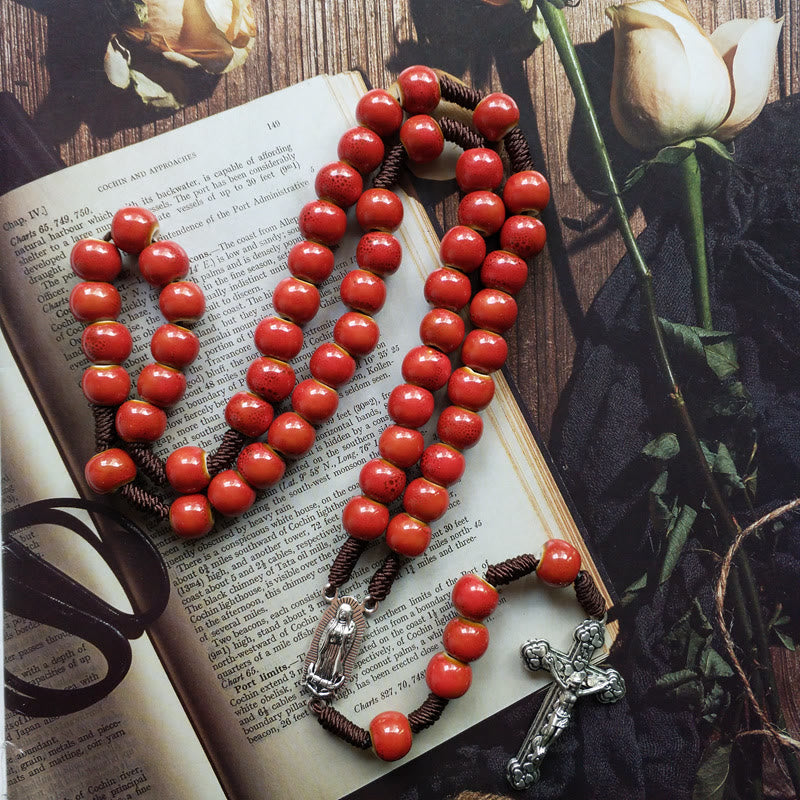 Christianartworkshop Rosenkranz „Unsere Liebe Frau von Guadalupe“ mit Kruzifix, rund, 10 mm, rote Keramik-Nylonschnur