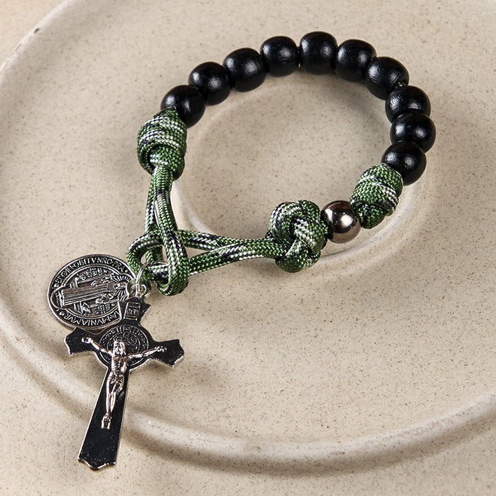Christianartworkshop St. Benedikt-Medaille und Kruzifix aus 10 mm rundem schwarzem Holz und grünem Paracord-Taschenrosenkranz