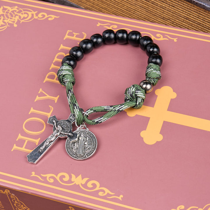 Christianartworkshop St. Benedikt-Medaille und Kruzifix aus 10 mm rundem schwarzem Holz und grünem Paracord-Taschenrosenkranz