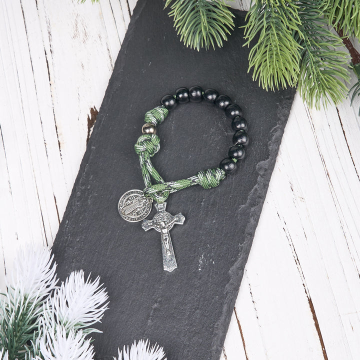 Christianartworkshop St. Benedikt-Medaille und Kruzifix aus 10 mm rundem schwarzem Holz und grünem Paracord-Taschenrosenkranz