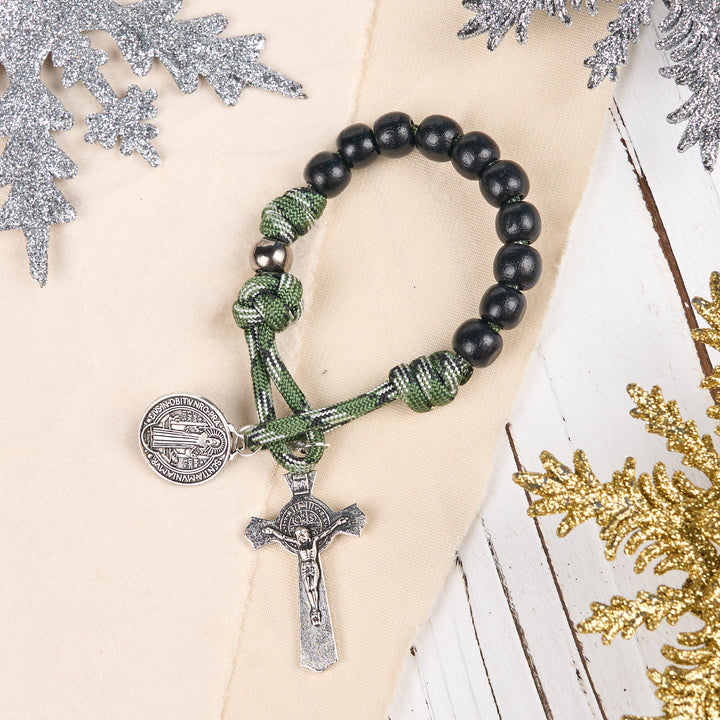 Christianartworkshop St. Benedikt-Medaille und Kruzifix aus 10 mm rundem schwarzem Holz und grünem Paracord-Taschenrosenkranz