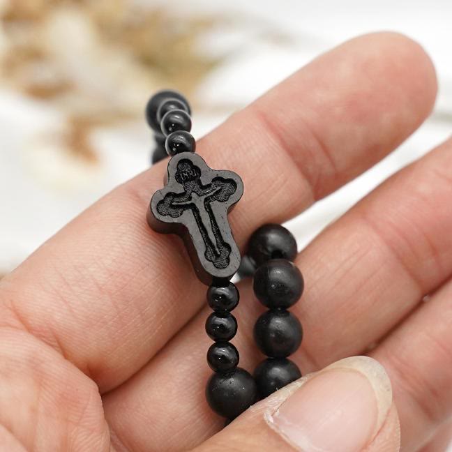 Christianartworkshop Kruzifix aus 6 x 8 mm rundem Rosenkranz aus schwarzem Sandelholz und Nylonschnur