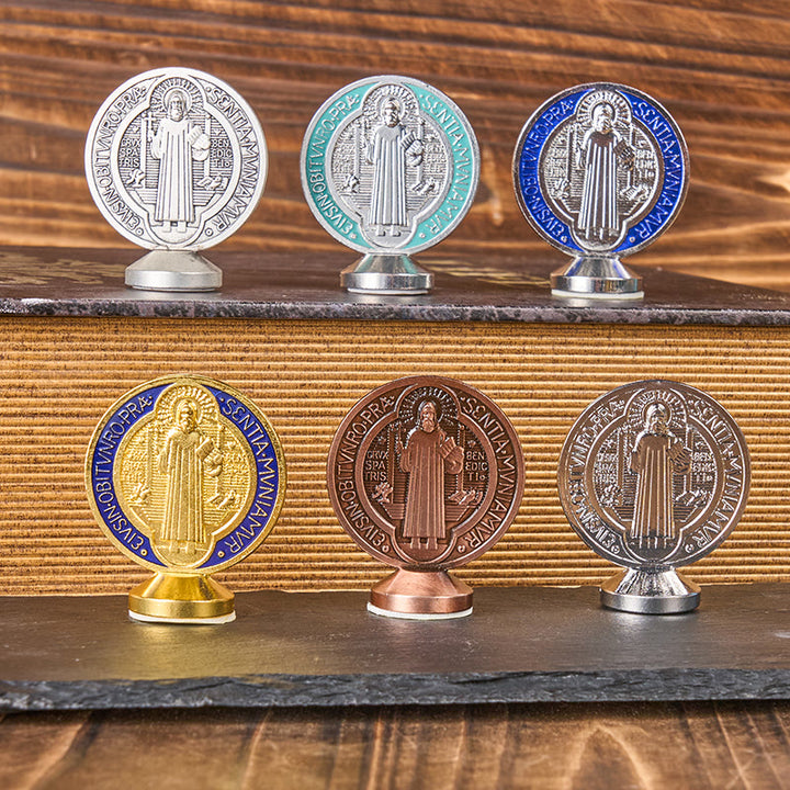 Christianartworkshop Klassisches traditionelles Benedikt-Symbol aus Legierung, kleines, exquisit gefertigtes Ornament (6 Farben)