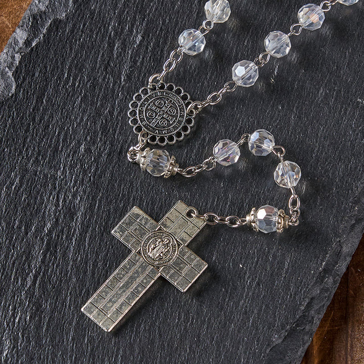 Christianartworkshop St. Benedikt-Medaille und Kruzifix aus 8 mm Polyeder, klare Kristalllegierung, Rosenkranzkette
