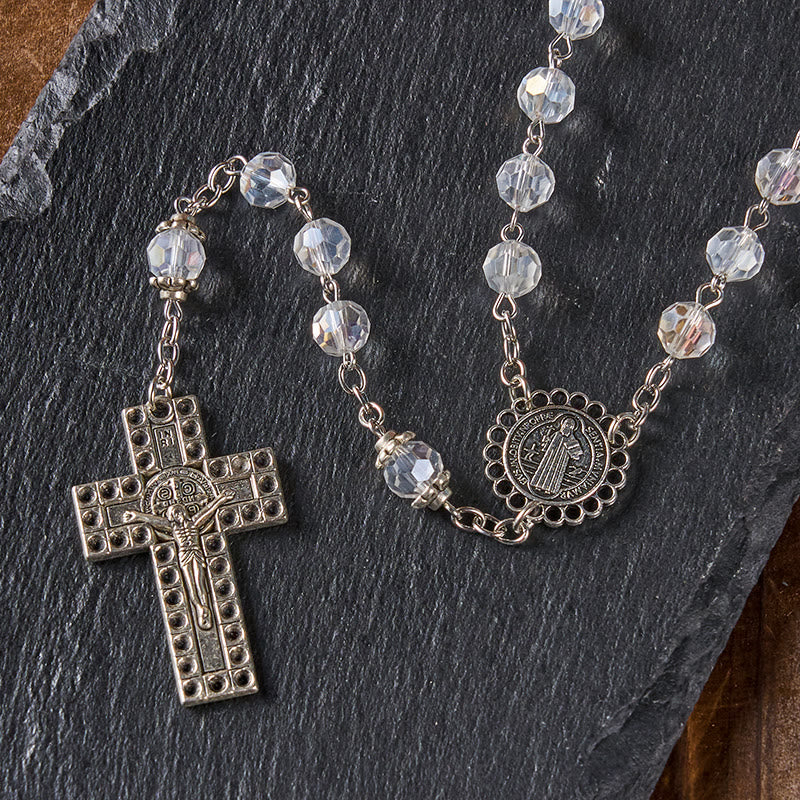 Christianartworkshop St. Benedikt-Medaille und Kruzifix aus 8 mm Polyeder, klare Kristalllegierung, Rosenkranzkette