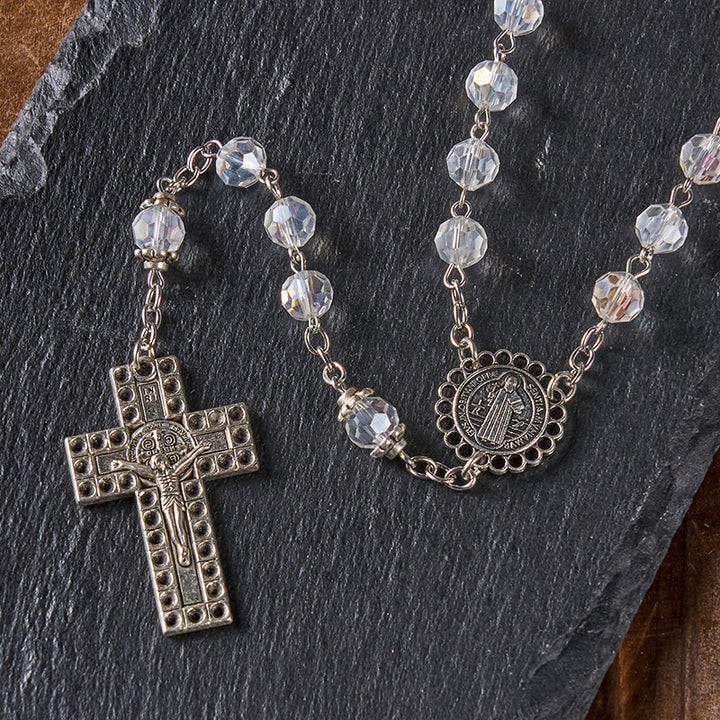 Christianartworkshop St. Benedikt-Medaille und Kruzifix aus 8 mm Polyeder, klare Kristalllegierung, Rosenkranzkette