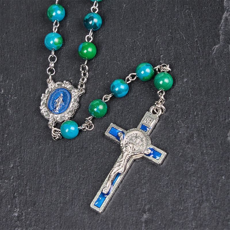 Christianartworkshop Wundertätige Medaille und Kruzifix aus 8 mm rundem grün-blauem Stein, Legierungskette, Rosenkranz