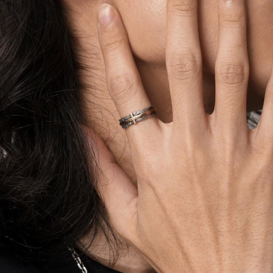Christianartworkshop Ring im klassischen Stil mit rustikaler Eleganz und gesegnetem Kreuz