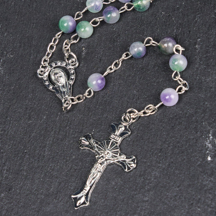 Christianartworkshop Rosenkranzkette Jungfrau Maria & Kruzifix aus 6 mm runder violett-grüner Achatlegierung