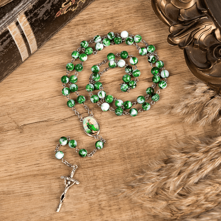 Christianartworkshop Rosenkranz mit Heiligem Judas Thaddäus und Kruzifix, 8 mm rund, grüne Kette aus Acryllegierung