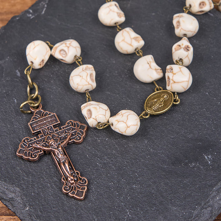 Christianartworkshop Rosenkranz-Halskette mit Heiligem Benedikt und Kruzifix, 8 mm, Weißkiefer, Totenkopf-Legierung
