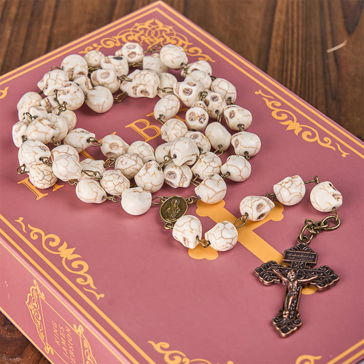 Christianartworkshop Rosenkranz-Halskette mit Heiligem Benedikt und Kruzifix, 8 mm, Weißkiefer, Totenkopf-Legierung