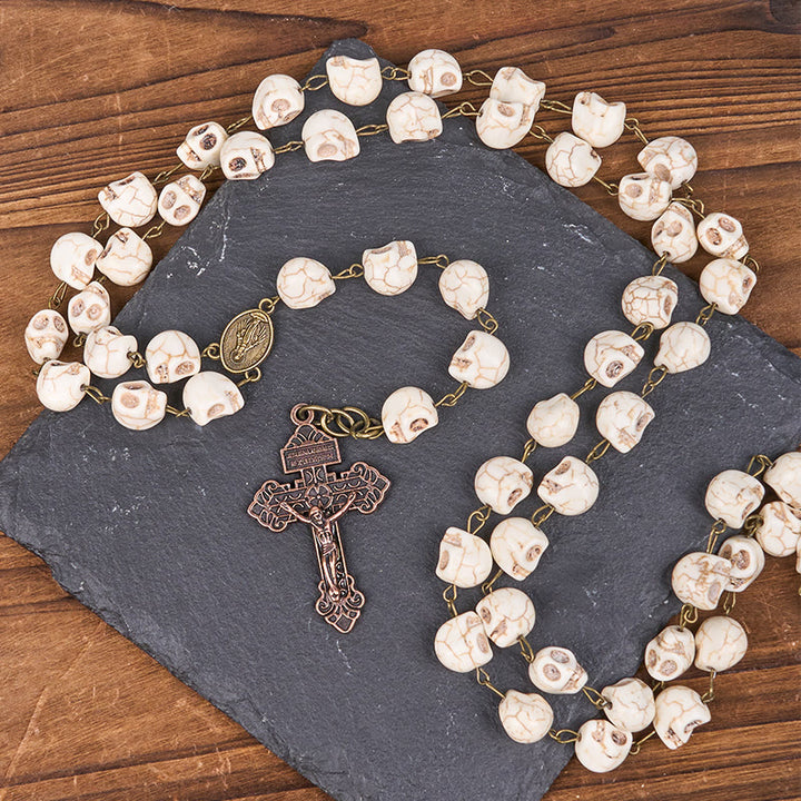 Christianartworkshop Rosenkranz-Halskette mit Heiligem Benedikt und Kruzifix, 8 mm, Weißkiefer, Totenkopf-Legierung