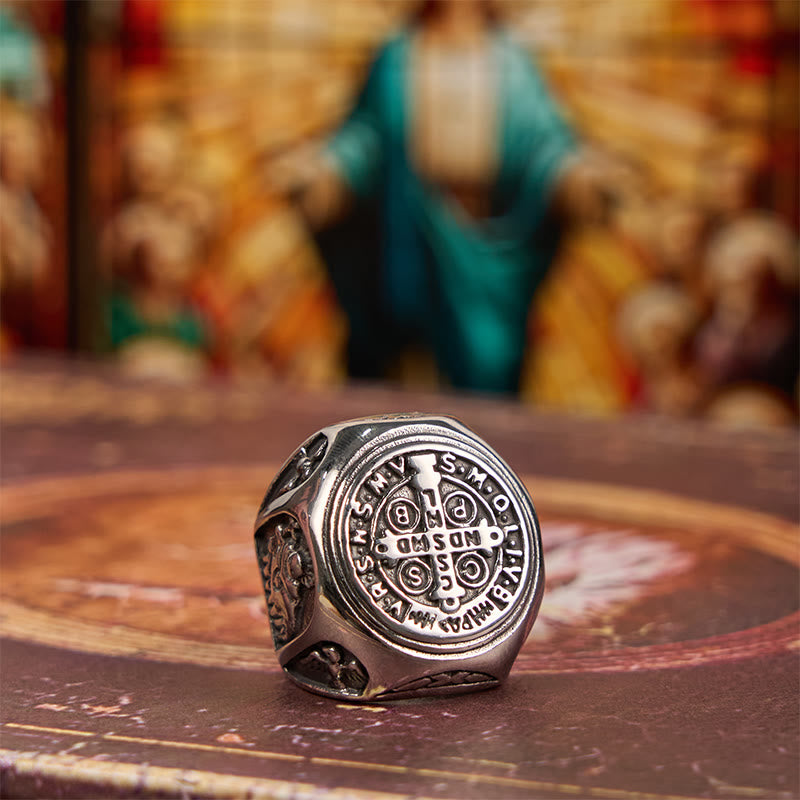 Christianartworkshop Ring im klassischen Stil mit dem Heiligen Benediktkreuz und dem göttlichen Glauben