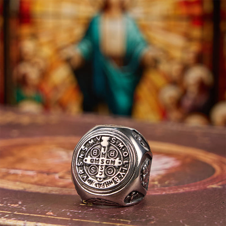 Christianartworkshop Ring im klassischen Stil mit dem Heiligen Benediktkreuz und dem göttlichen Glauben