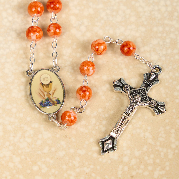 Christianartworkshop Rosenkranz zur Heiligen Kommunion und Kruzifix, 8 mm, rund, orangefarbene Kette aus Glaslegierung