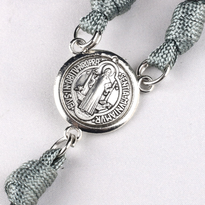 Christianartworkshop St. Benedikt-Medaille und Kruzifix aus 10 mm rundem, mehrfarbigem Paracord-Rosenkranz - image 6