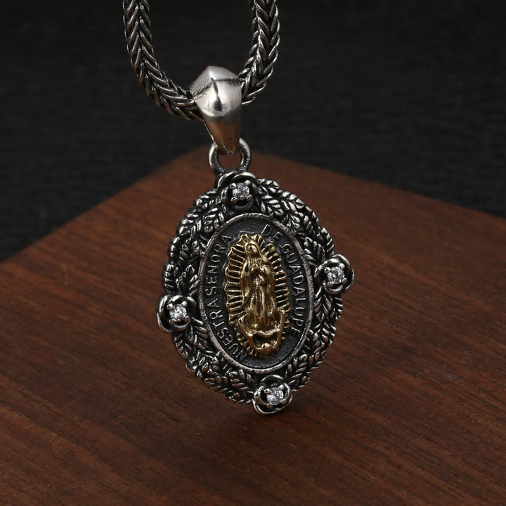 Christianartworkshop Halskette mit Anhänger „Unsere Liebe Frau von Guadalupe und St. Michael“ aus Sterlingsilber im klassischen Stil - image 3