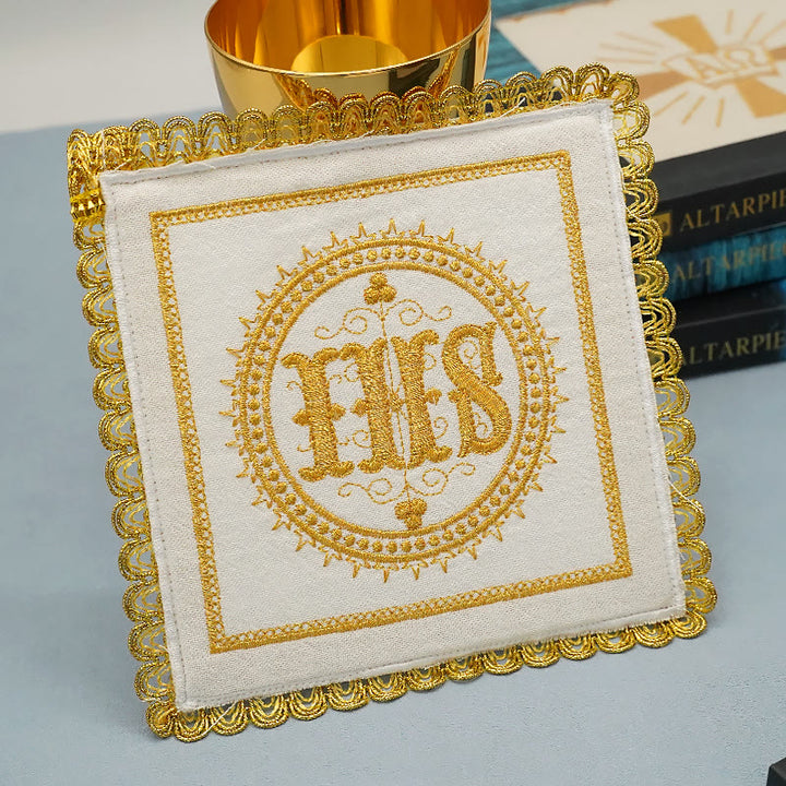 Christianartworkshop Set mit goldbesticktem Kelch, Schleier und Purifikator, religiöses Altarwäsche-Set (IHS-Design)