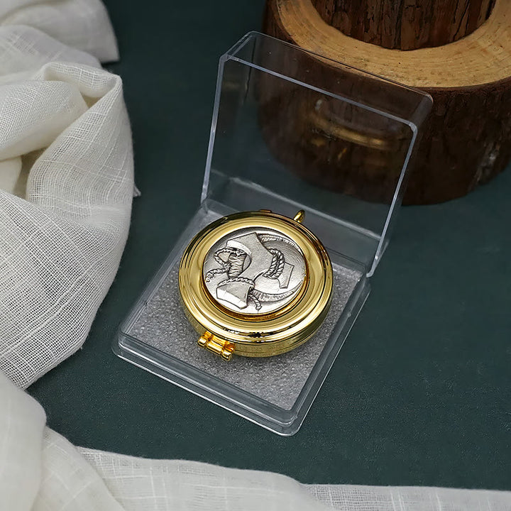 Christianartworkshop Vergoldete Pyxis mit Tau-Symbol – Heiliges Gefäß für die Heilige Eucharistie