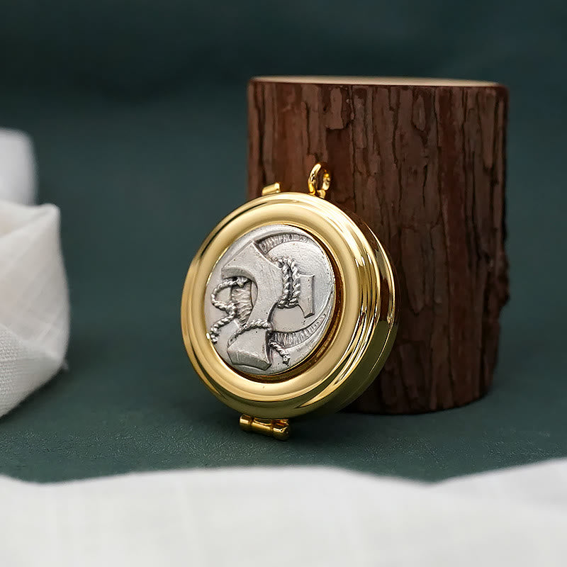 Christianartworkshop Vergoldete Pyxis mit Tau-Symbol – Heiliges Gefäß für die Heilige Eucharistie