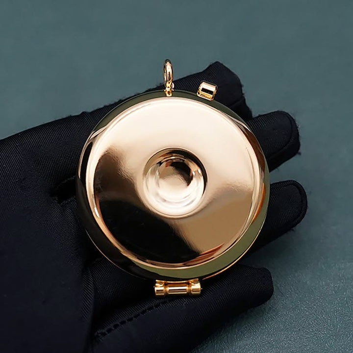 Christianartworkshop Vergoldete Pyxis mit Tau-Symbol – Heiliges Gefäß für die Heilige Eucharistie