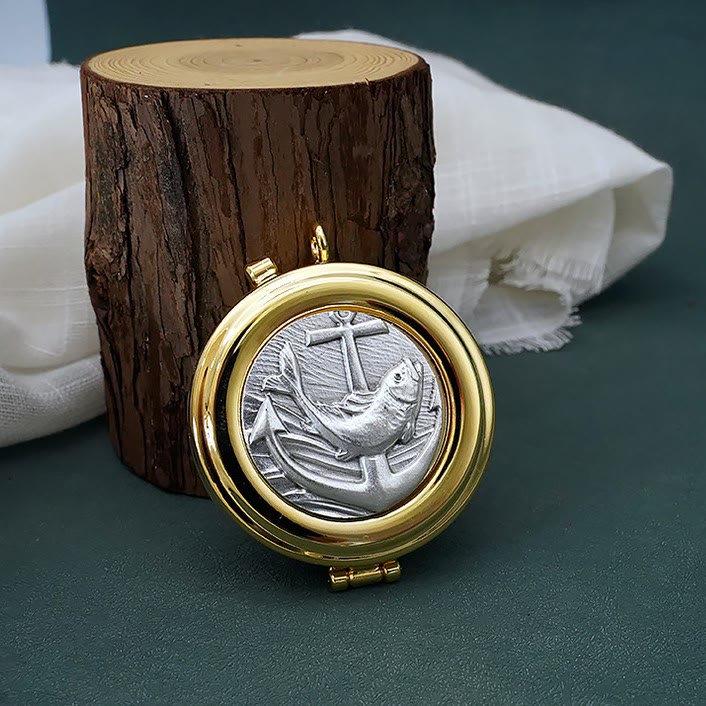 Christianartworkshop Vergoldete Pyxis mit Fisch- und Anker-Design – Tragbarer und eleganter Eucharistiehalter