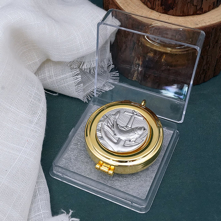 Christianartworkshop Vergoldete Pyxis mit Fisch- und Anker-Design – Tragbarer und eleganter Eucharistiehalter