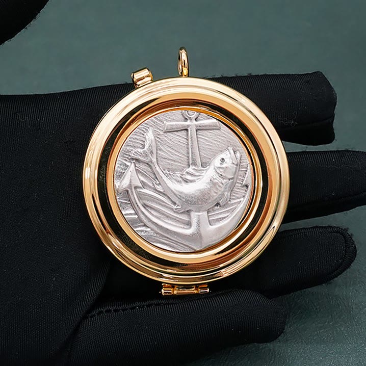 Christianartworkshop Vergoldete Pyxis mit Fisch- und Anker-Design – Tragbarer und eleganter Eucharistiehalter