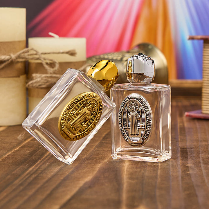 Christianartworkshop – Exklusiv gefertigte Weihwasserflasche mit dem Heiligen Benedikt – ein Gefäß des Segens und des Schutzes