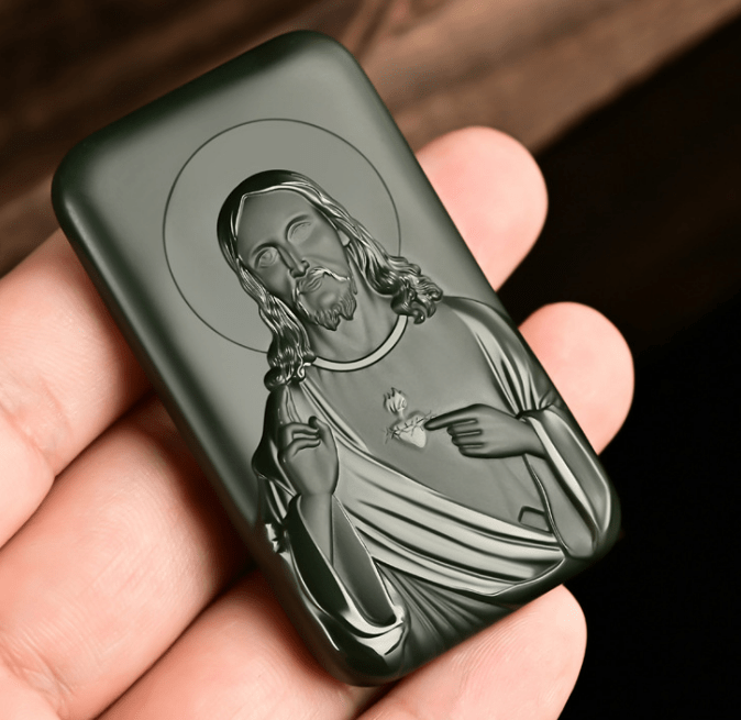 Christianartworkshop – exquisit geschnitztes Jesus-Amulett aus Jade – ein diskretes Symbol der Hingabe und Ruhe