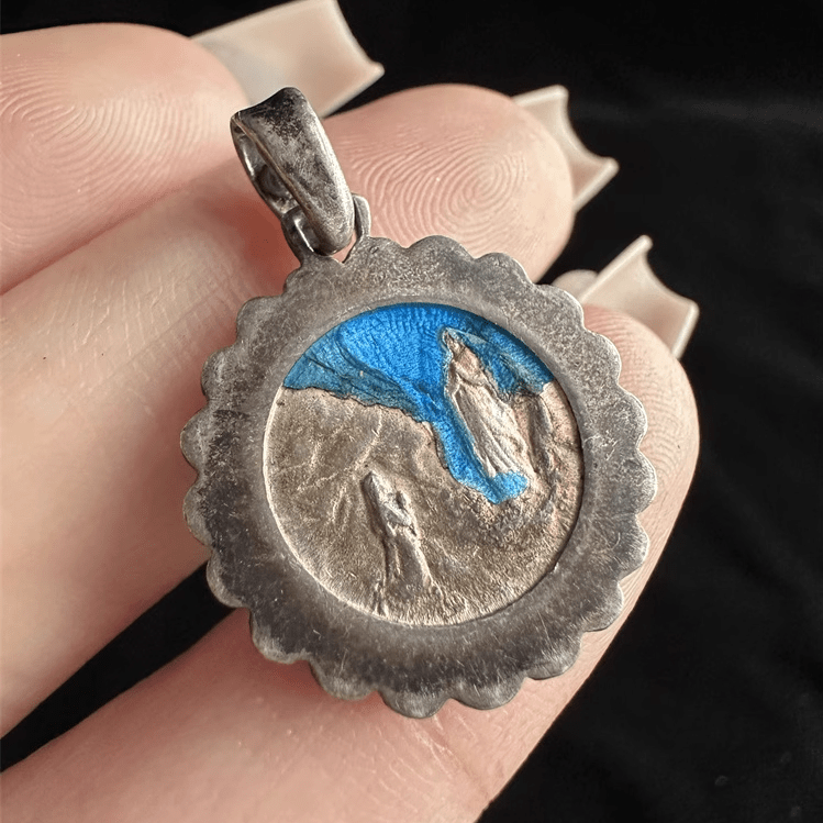 Christianartworkshop Halskette mit Medaillon der Jungfrau Maria in Antiksilber, Emaille, betendes Medaillon – ein Anhänger der Hingabe und Eleganz - image 2