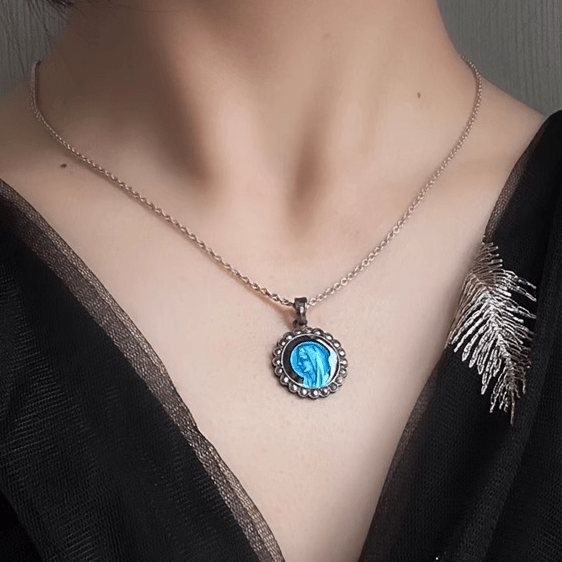 Christianartworkshop Halskette mit Medaillon der Jungfrau Maria in Antiksilber, Emaille, betendes Medaillon – ein Anhänger der Hingabe und Eleganz - image 2