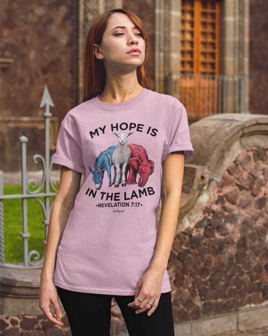 Christianartworkshop Klassisches T-Shirt „Meine Hoffnung liegt im Lamm“