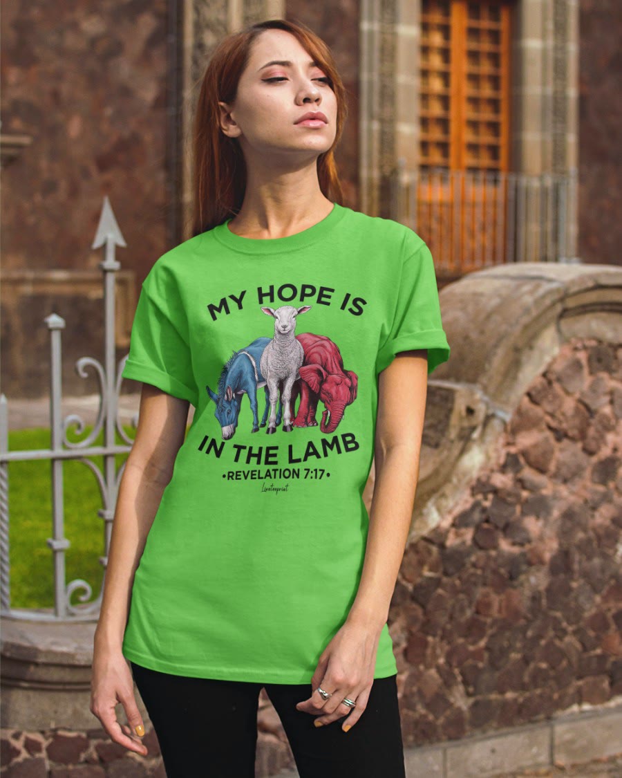 Christianartworkshop Klassisches T-Shirt „Meine Hoffnung liegt im Lamm“